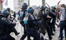 La tensión entre policías y manifestantes empaña el desfile del 14 de julio en Francia