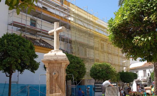 La Iglesia de la Encarnación se somete al arreglo del tejado de su nave lateral