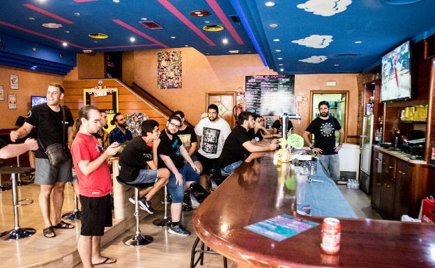 Cerveza y patadas voladoras, una mezcla competitiva