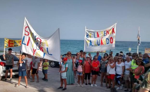 Vecinos de Benajarafe, Valle-Niza y Chilches protestan por el retraso de la Senda Litoral