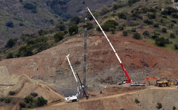 El equipo de rescate de Julen causó lesiones al cadáver, según un contrainforme