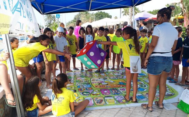 Promueven una campaña informativa en los cinco municipios costeros de la Axarquía para fomentar el reciclaje de envases