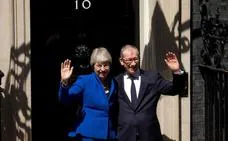 May se despide como primera ministra con «buenos deseos» para Johnson