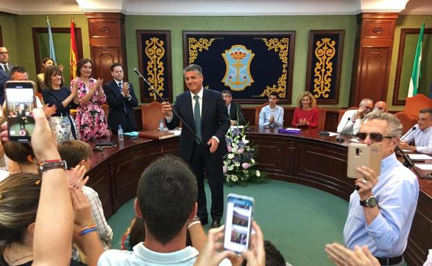 El equipo de gobierno del PP en Nerja aprueba una subida salarial de hasta el 25% con la abstención de Cs y Vox