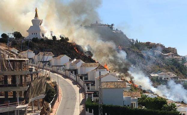 Extinguido el incendio declarado junto a la Estupa budista de Benalmádena