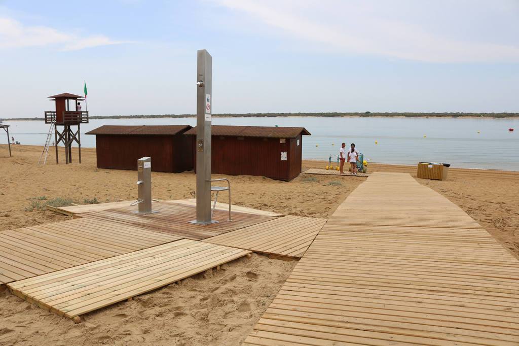 40 playas andaluzas con bandera azul para bañarse este verano