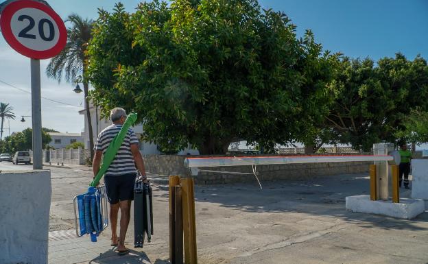 Marbella pide una alternativa a la barrera que cierra el paso hacia la playa de El Cable