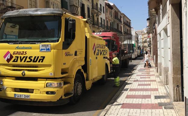 Un camión de doce metros se atasca en Carretería y obliga a cortar la calle