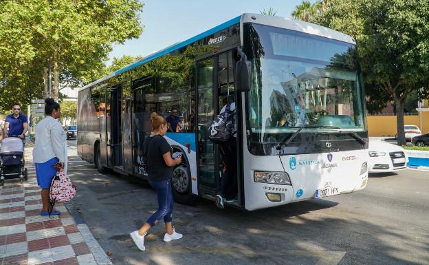 La Policía Local de Marbella comienza a viajar de paisano en los autobuses para atajar las agresiones a conductores