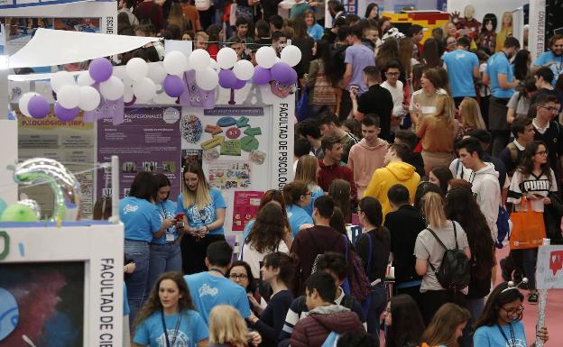 El importe de las becas de estudio sigue en mínimos, con un promedio igual al de hace diez años