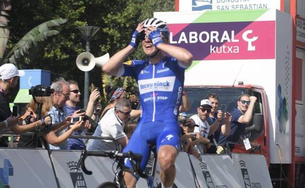 Evenepoel gana con 19 años la clásica de San Sebastián