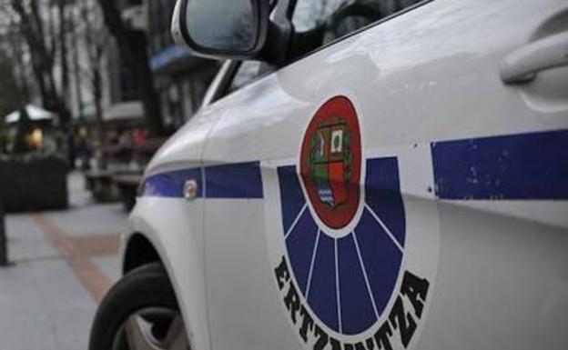 Los seis detenidos por violar a la joven de 18 años en Bilbao le tiraron dinero al terminar