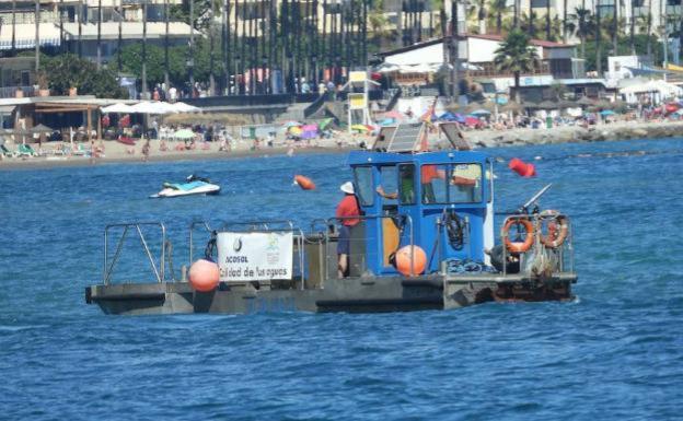 La mitad de los residuos que extraen los barcos de limpieza del litoral son plásticos