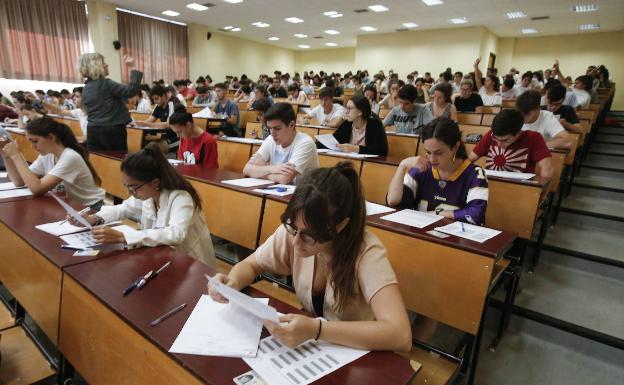 Las mujeres se hacen con el mayor número de plazas en las carreras de la UMA que exigen más nota