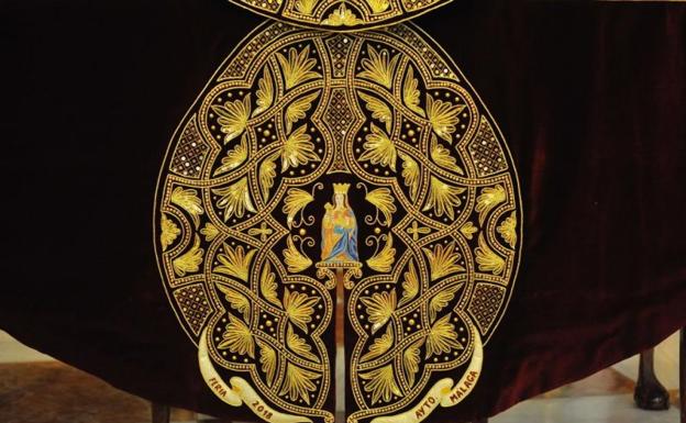 Un Capote de Paseo de inspiración neoárabe y toques cofrades