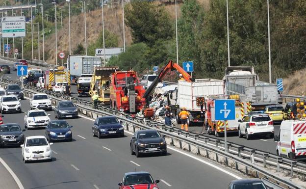 El vuelco de un tráiler en la A-7 origina hasta 12 kilómetros de retenciones en la entrada a Marbella