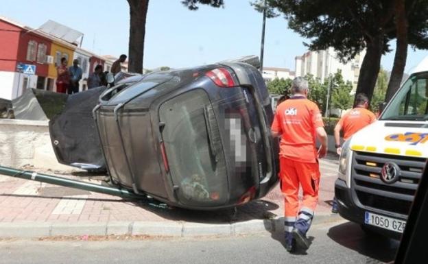 Aparatoso vuelco de un vehículo en una rotonda a la entrada de la barriada Palma-Palmilla