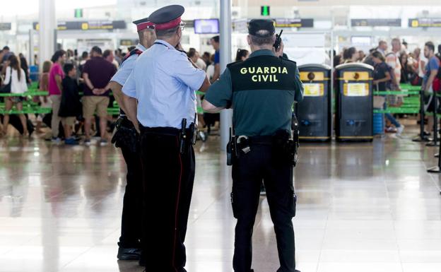 Los vigilantes de seguridad del aeropuerto de mantienen la huelga indefinida | Diario Sur