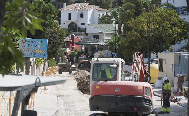 Las grúas se paran por el calor