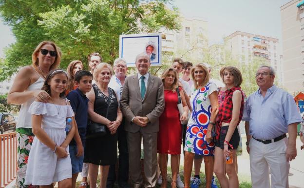 Málaga reconoce la labor social de Antonio Gómez-Larios y le dedica una plaza en Puerta Blanca