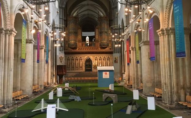 Una catedral británica instala un minigolf para atraer a los fieles