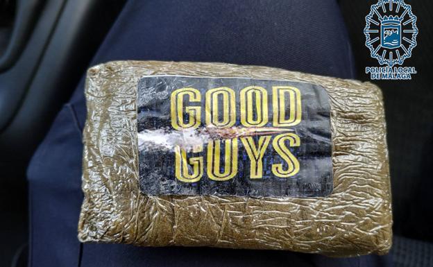 Deja el patinete que conducía y huye de la Policía descalzo con 100 gramos de hachís encima