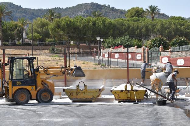 Alhaurín de la Torre reforma el exterior del CEIP Los Manantiales y añade una grada