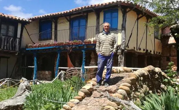Félix Yáñez ha construido con sus manos una aldea medieval en Burgos: «Mi pueblo huele a tierra»