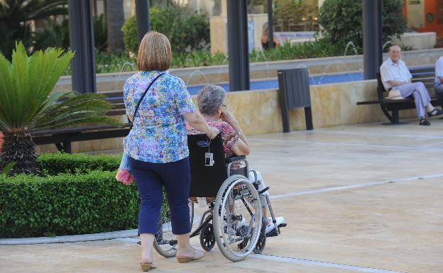 Sindicatos y patronal piden al Ayuntamiento que aumente la financiación para la ayuda a domicilio