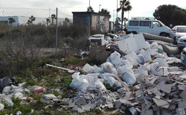 Pillado 'in fraganti' tirando escombros en uno de los vertederos ilegales de Málaga