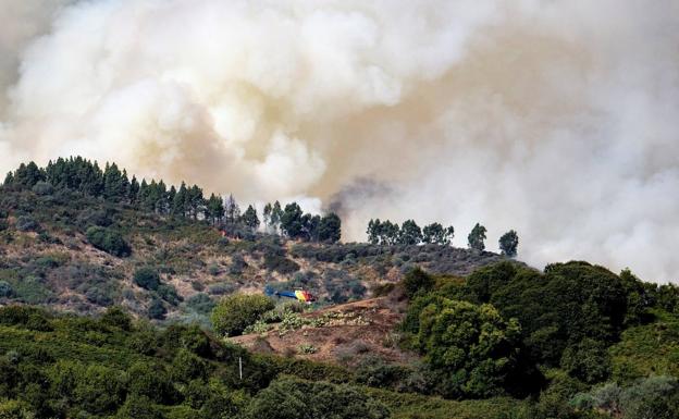 Más de 4.000 grancanarios abandonan sus casas por el fuego