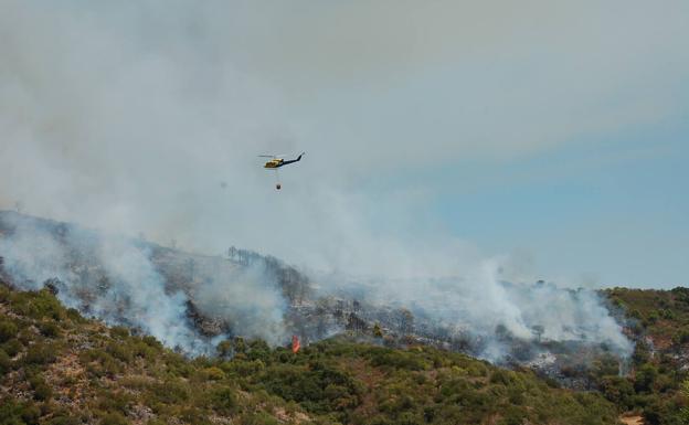 El incendio sigue activo más de doce horas después