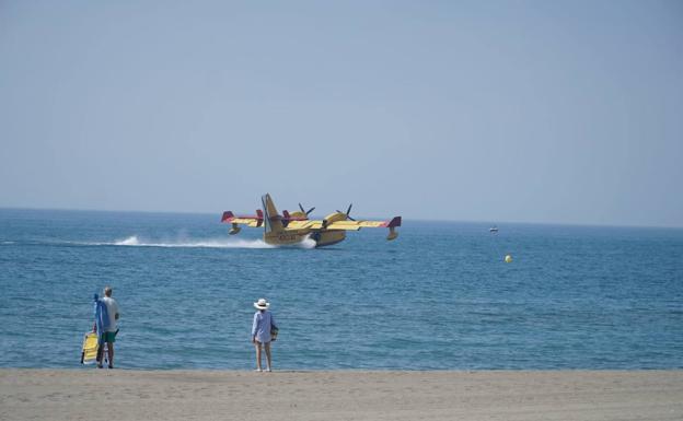 Catorce medios aéreos y 150 bomberos forestales continúan con los trabajos de extinción del incendio en Estepona