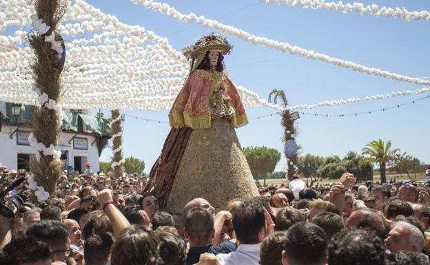 La Virgen del Rocío procesiona por la aldea antes de su traslado a Almonte