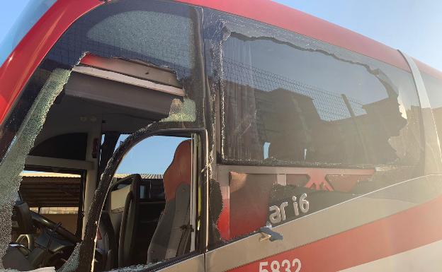 Agreden a un conductor de autobús malagueño en La Línea por rozar un coche mal estacionado