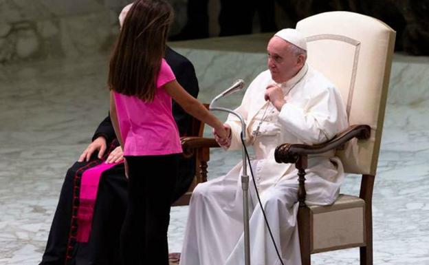 El insólito vídeo de la niña enferma que interrumpió la audiencia del Papa Francisco
