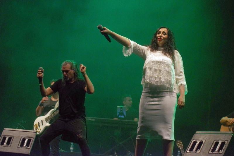 Camela cuelga el cartel de aforo completo en el Auditorio de Cortijo de Torres