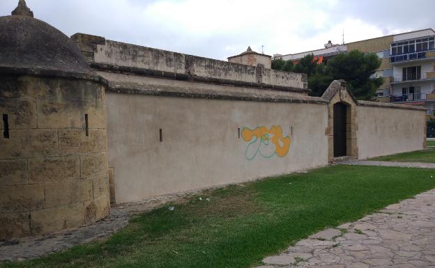 La Policía Local de Rincón de la Victoria denuncia al presunto autor de un nuevo grafiti en la Casa Fuerte Bezmiliana