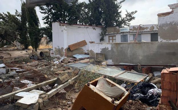 Primer balance de daños en Campillos: seis naves destruidas, 70 cabras muertas y el tendido eléctrico dañado