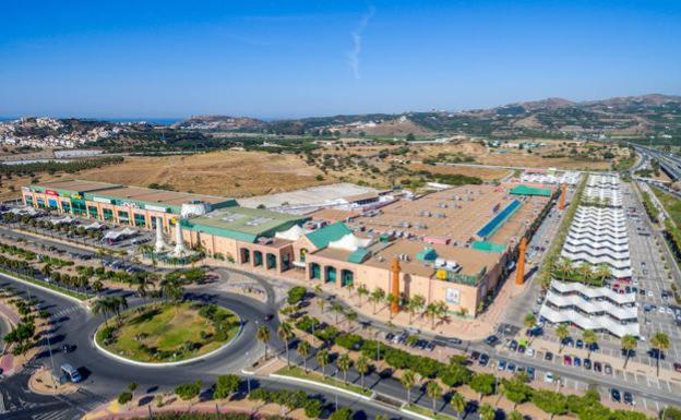 Detenida una madre por dejar a dos bebés de año y medio en el coche mientras compraba en el centro comercial de Vélez-Málaga