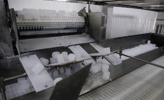 Proceso de fabricación del hielo. /ÑITO SALAS