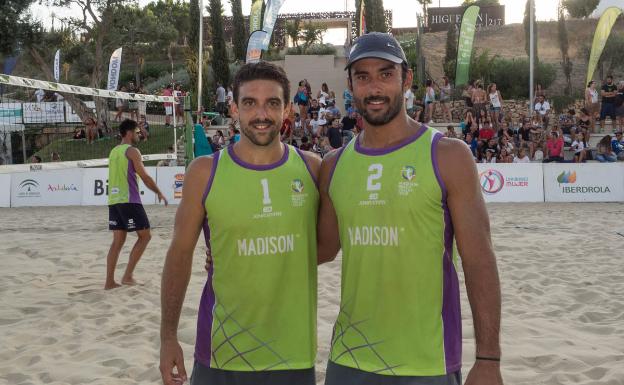 Todos los malagueños siguen en pie en el Nacional de voley-playa de Fuengirola