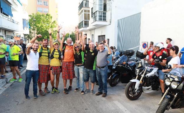 Vecinos de Marbella hacen una ruta a pie desde Cáceres para reivindicar guardarrailes seguros para moteros