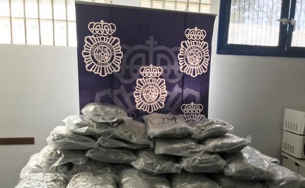 Hallan 17 kilos de marihuana tras saltarse un control y volcar el coche en Marbella