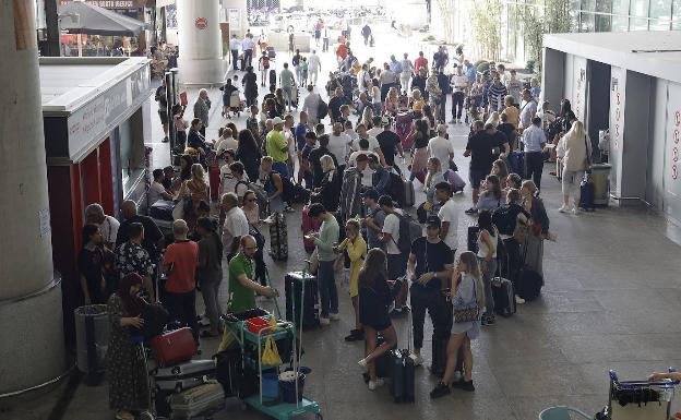 Más de medio centenar de vuelos retrasados en el aeropuerto de Málaga