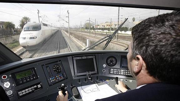 Retrasos en una decena de trenes AVE por la avería de una catenaria en Córdoba