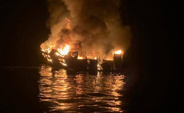 Más de 30 desaparecidos por el incendio de un barco frente a la costa sur de California
