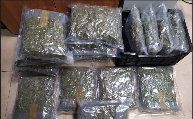 Sorprendido con 17 kilos de marihuana en su coche junto a la torre vigía de Maro