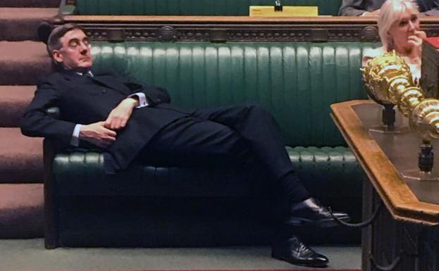 Jacob Rees-Mogg, el 'tory' sorprendido durmiendo una siesta durante el debate del Brexit