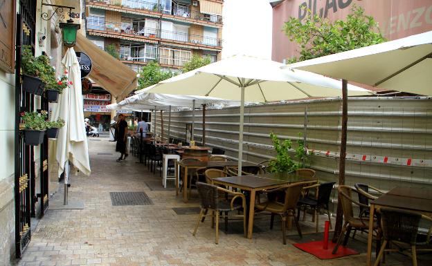 El vallado para el derribo del Astoria alcanza la zona de los bares de la plaza de la Merced